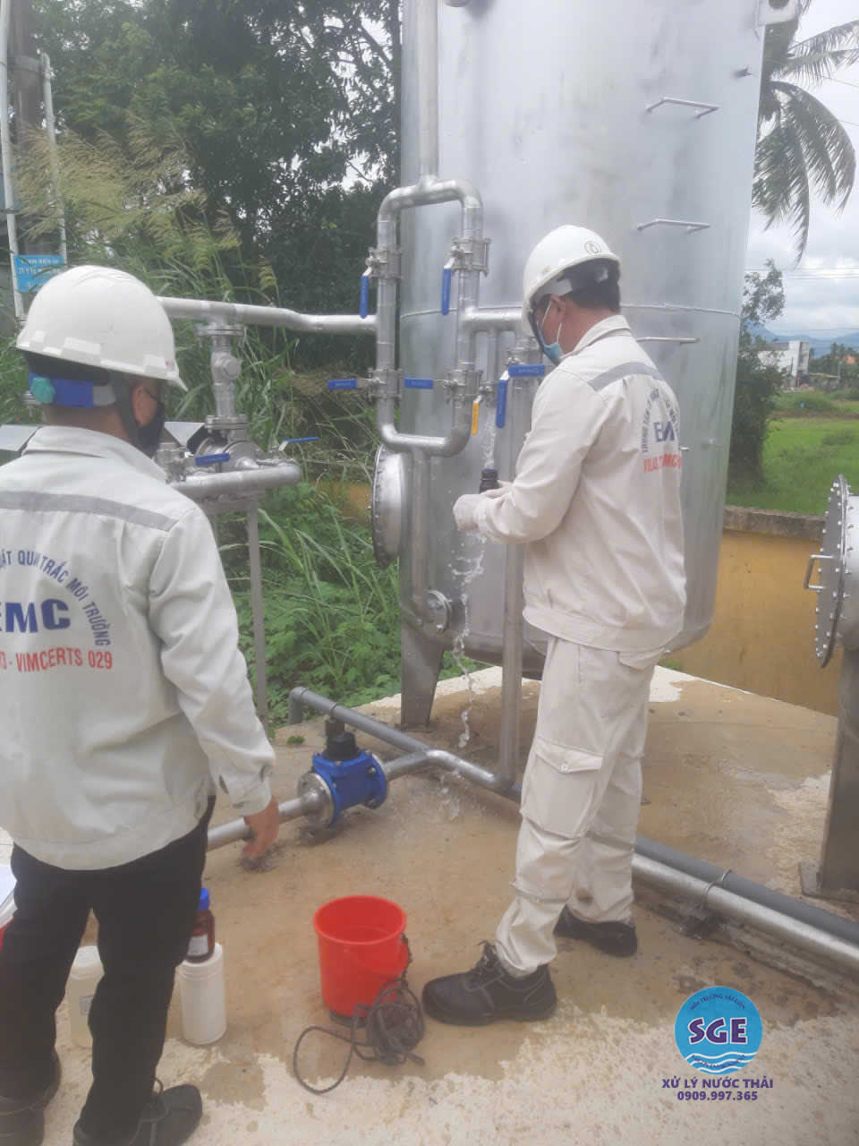 Kỹ thuật viên lấy mẫu nước tại hệ thống xử lý nước thải