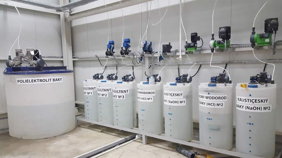Bồn chứa hóa chất và bơm định lượng trong hệ thống xử lý nước thải