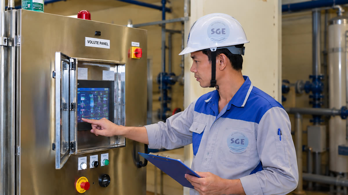 Kỹ thuật viên vận hành và kiểm tra hệ thống xử lý nước thải chăn nuôi