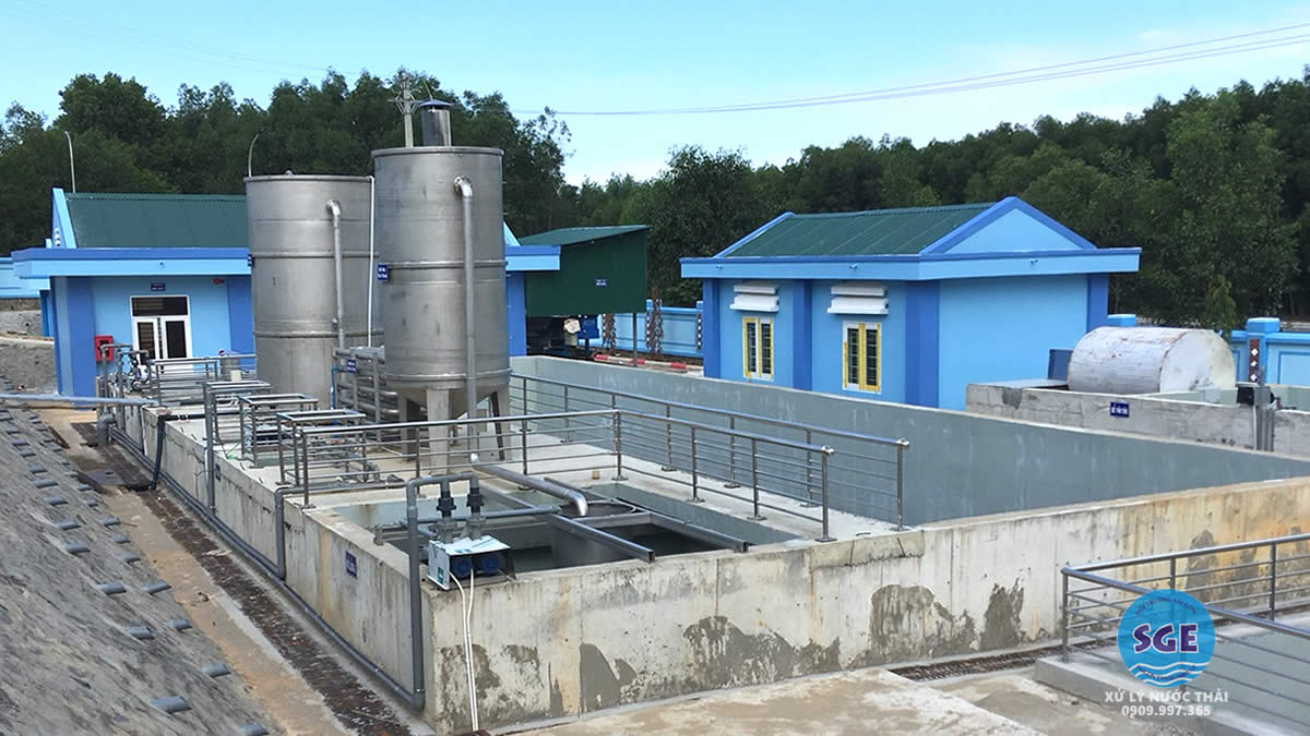 Trạm xử lý nước thải công nghiệp với các bể xử lý và hệ thống thiết bị