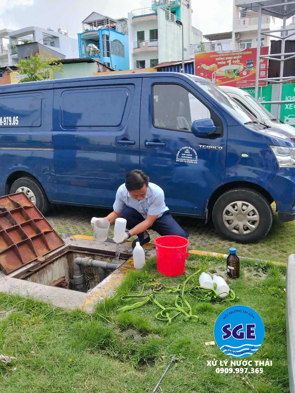Kỹ thuật viên lấy mẫu quan trắc nước thải tại hệ thống xử lý nước