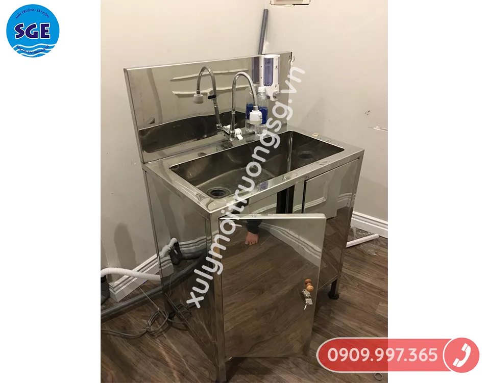 Bồn rửa tay y tế tại quận 1 đóng vai trò quan trọng trong việc duy trì an toàn, vệ sinh trong lĩnh vực y tế và sức khỏe công đồng