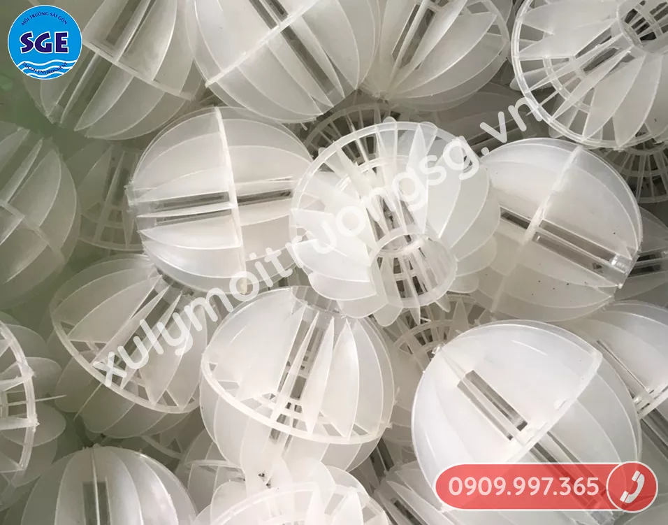 Giá thể sinh học hay còn gọi là đệm vi sinh là những vật liệu có khả năng nổi hoặc trôi trong nước thải