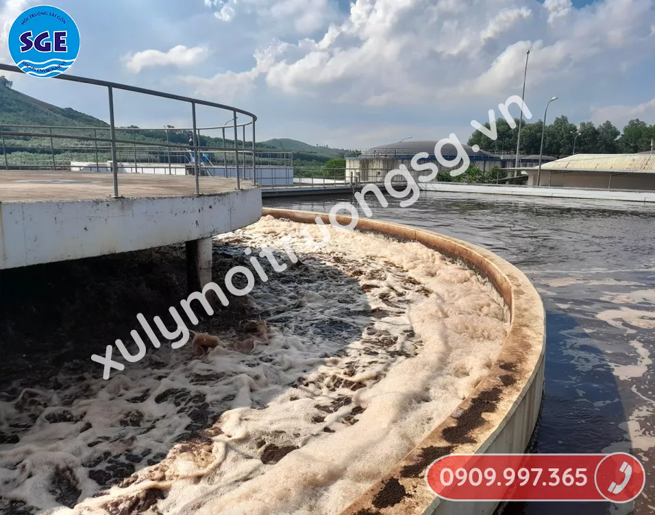 Bể tách mỡ hoạt động dựa trên nguyên lý tách biệt dầu mỡ và chất rắn khỏi dòng nước thải